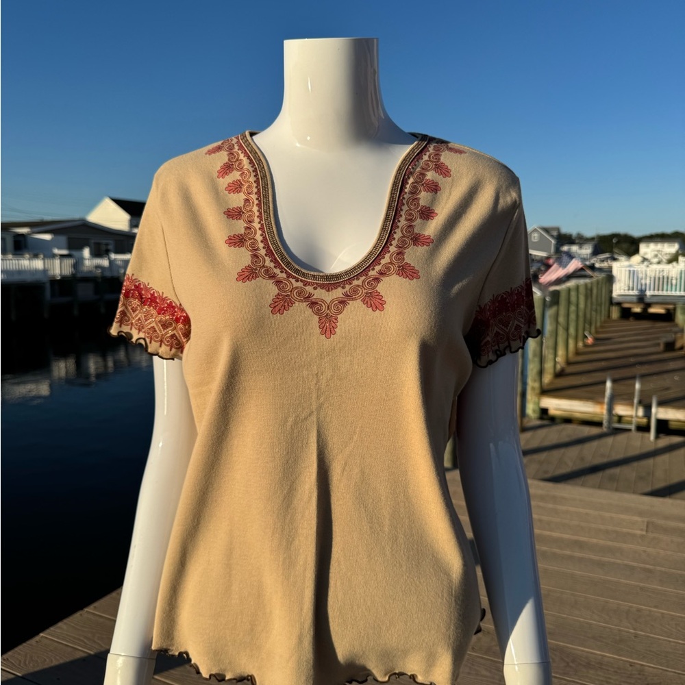 🟢💲2/10‼️Gloria Vanderbilt Beige Top with Red Accents
